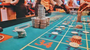 Antarmuka aplikasi atogel menampilkan meja live-dealer blackjack dengan dealer profesional